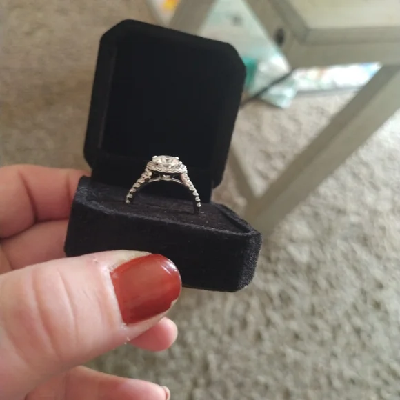 Round moissanite engagement ring - Picture 3 of 5